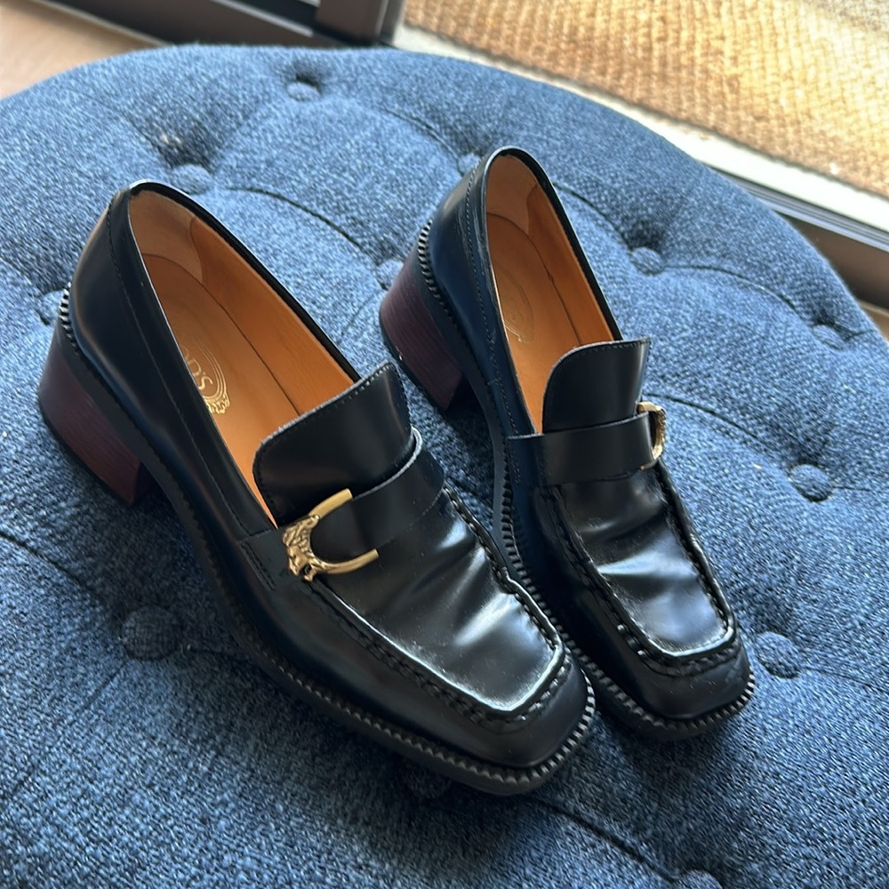TOD'S Womens Sz 38   Loafers  w/ Dustbag